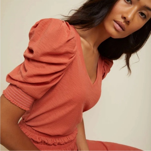 Nation LTD Celine Tee V Neck Puff Sleeve Blouse in Cayenne S - Picture 1 of 7